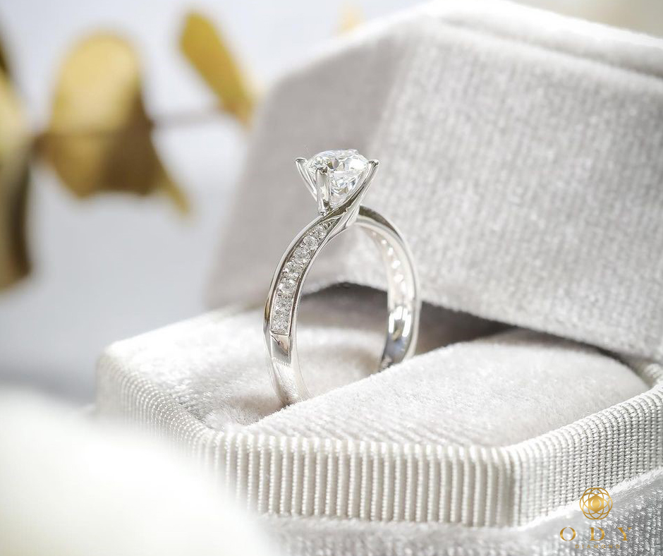 Vỏ nhẫn kim cương đơn giản, cách tân tinh xảo với đường viền thanh mảnh